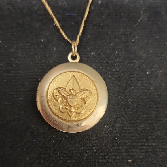 Vintage Gold Fleur-de-Lis Necklace - Picture 2 of 7